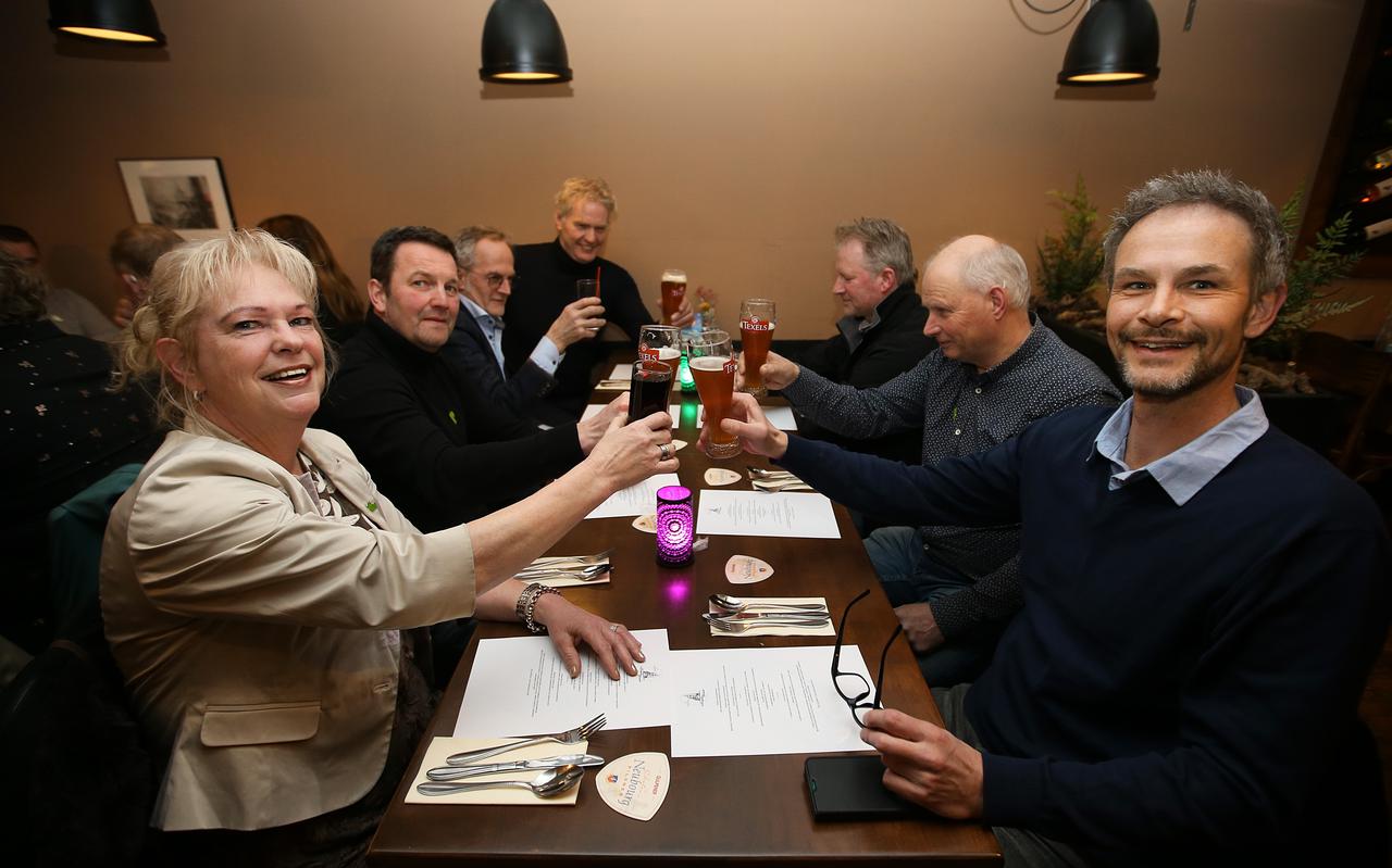Voorafgaand aan de uitslagenavond aten BBB'ers gezamenlijk in restaurant de Vliegende Hollander in Leeuwarden. Van links naar rechts vooraan Dieuwke Bakker, achter Christiaan Hofstra, Utzen de Vries en vooraan rechts Robert Lenes.