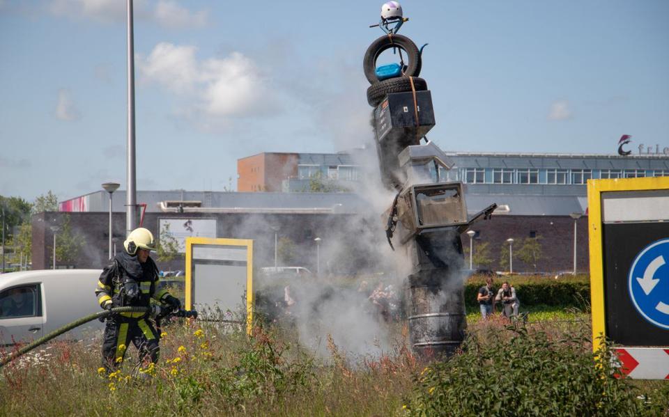 De brand op de rotonde aan de Julianalaan in Leeuwarden.
