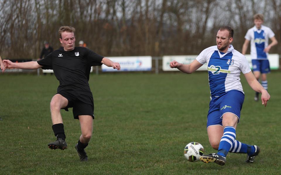 Thomas Nieuwenhuis (rechts) verdedigt uit namens De Lauwers tegen OKVC.