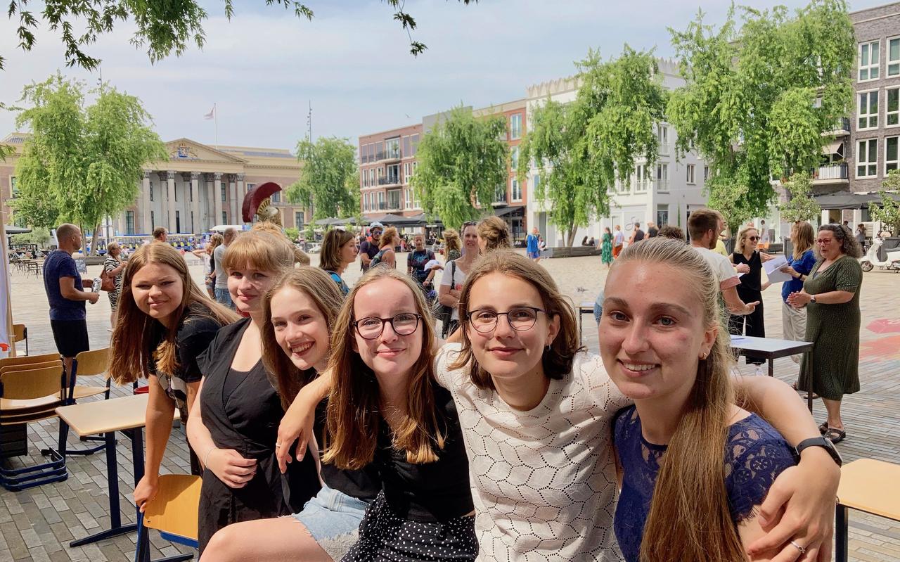 Yaroslava (rechts) krijgt steun van medeleerlingen van christelijk gymnasium Beyers Naudé, die zaterdagmiddag op het Zaailand in Leeuwarden met leerkrachten en ander personeel van de school strijden tegen de dreigende uitzetting naar Oekraïne. Yaroslava (rechts) krijgt steun van medeleerlingen van christelijk gymnasium Beyers Naudé, die zaterdagmiddag op het Zaailand in Leeuwarden met leerkrachten en ander personeel van de school strijden tegen de dreigende uitzetting naar Oekraïne.