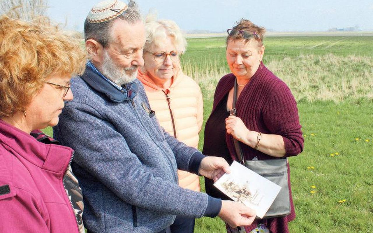 Sal toont aan de zeedijk een foto van het huis van de familie Van der Heide, waar hij zo dierbare herinneringen aan heeft en ziet dat het perceel waar het huis toen stond nog steeds herkenbaar is. Sal toont aan de zeedijk een foto van het huis van de familie Van der Heide, waar hij zo dierbare herinneringen aan heeft en ziet dat het perceel waar het huis toen stond nog steeds herkenbaar is.