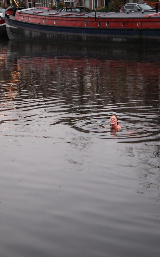 Jana Schatto begint haar dag met een duik in het water bij de Emmakade in Leeuwarden. 