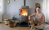 Yvette van Minderhout is al elf jaar een fervent houtstoker. „We stoken alleen als het koud is en niet windstil.”
