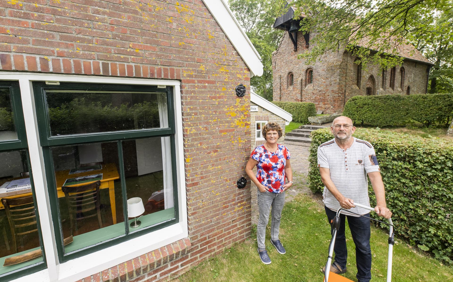 Terpdorp Jannum wordt druk bezocht: Van kunstenaar tot drugspastoor | van a tot z - Leeuwarder Coura