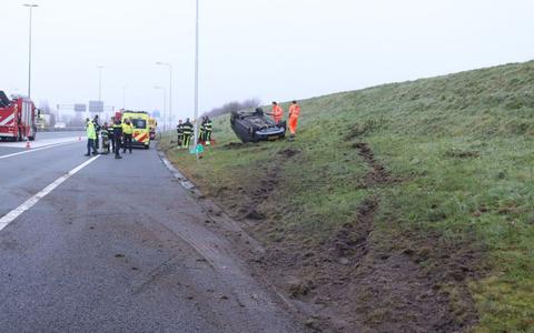 Op de oprit van de A7 richting de A32 bij Heerenveen is donderdagochtend een auto naast de weg geraakt en op de kop terecht gekomen.