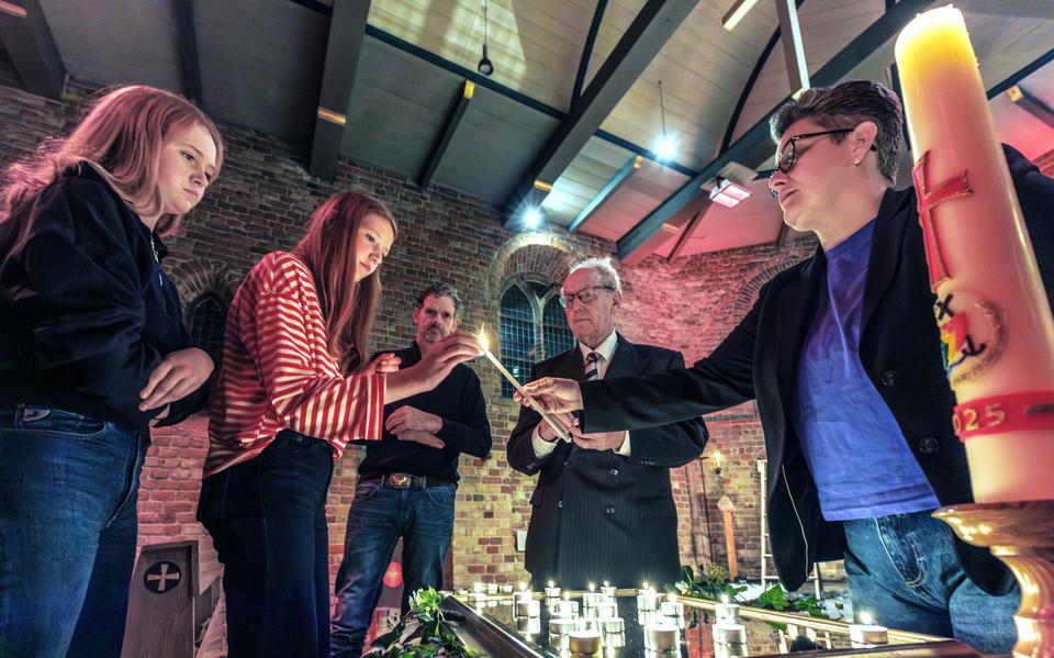 Kaarsjes voor de overledenen tijdens Allerzielen in Oldeberkoop