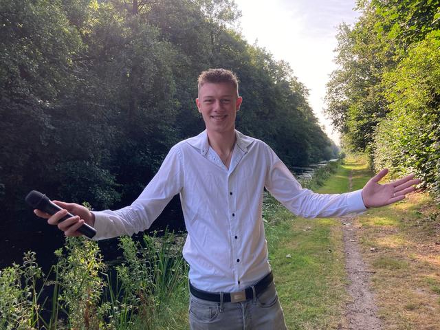 Zingende buschauffeur Jacco (22) uit Jubbega heeft de smaak te pakken. ‘Collega’s draaien mijn muzie