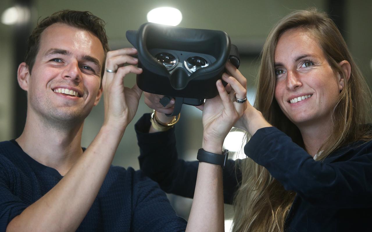 Louis Zantema toont de VR-bril voor behandeling van chronische pijn, samen met zijn zakenpartner Margryt Fennema. Louis Zantema toont de VR-bril voor behandeling van chronische pijn, samen met zijn zakenpartner Margryt Fennema.