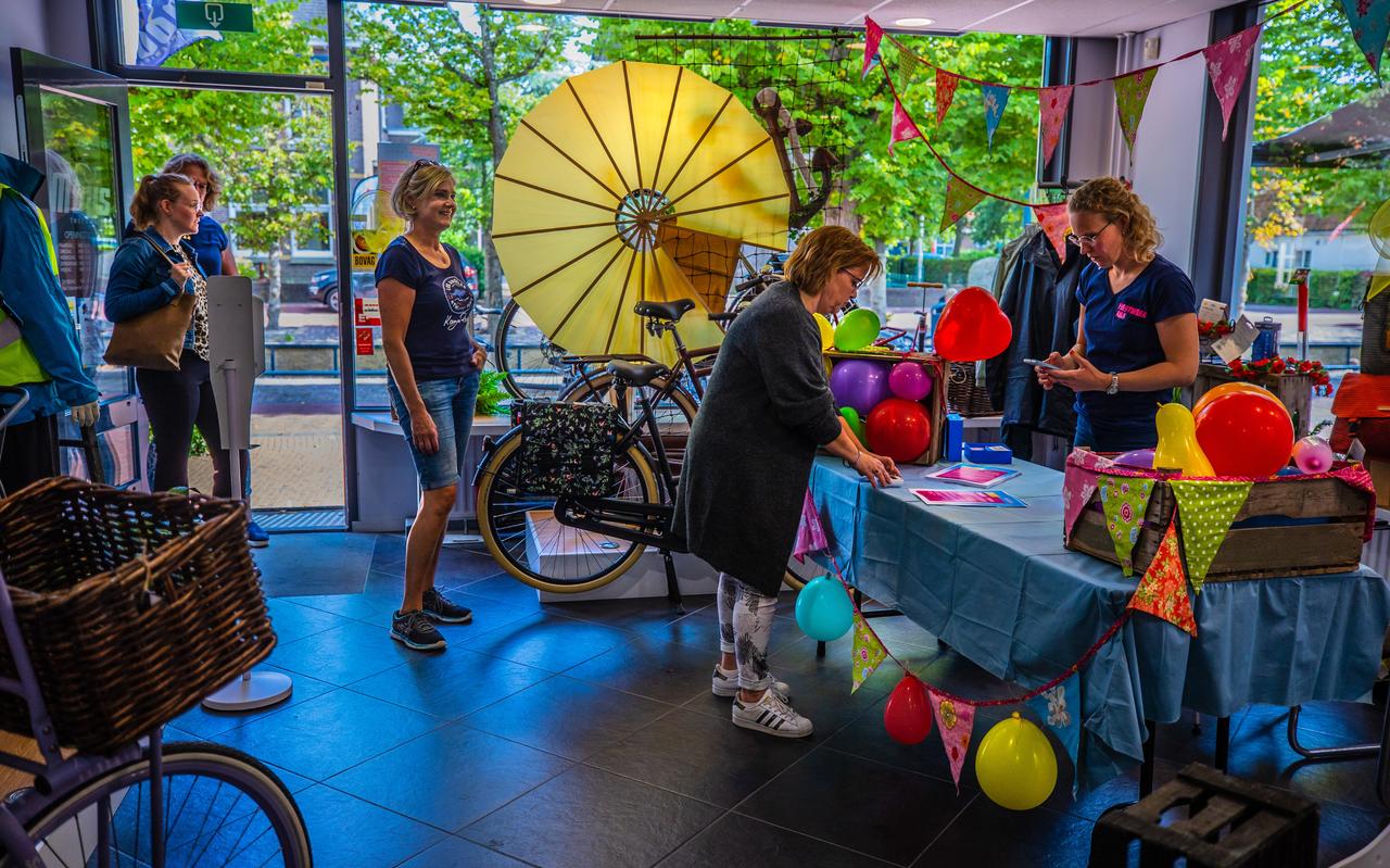 Verkoop van de kaarten voor de online-bingo in Balk, bij Mous Tweewielers. Rechts Femke Tijsma. Verkoop van de kaarten voor de online-bingo in Balk, bij Mous Tweewielers. Rechts Femke Tijsma.