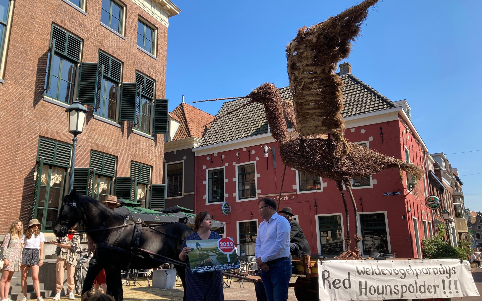 Dorpsbelang biedt voor het stadhuis handtekeningen aan tegen de nieuwe wijk De Hem.