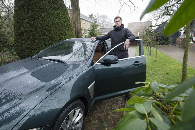 Karst (37) uit Burgum kocht zijn eerste dieselauto, vlak voor de prijzen omhoog schoten. ‘Als ik dit