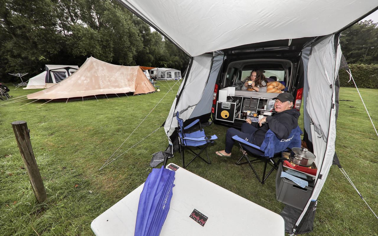 Michael aus dem Kahmen uit Oldenburg verblijft met zijn met kleindochter op Watersportcamping Heeg. Michael aus dem Kahmen uit Oldenburg verblijft met zijn met kleindochter op Watersportcamping Heeg.