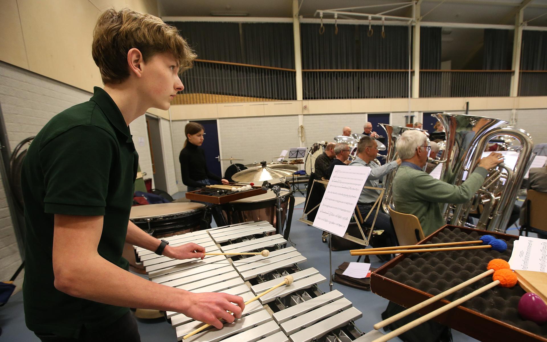 Jelmar Terpstra schreef een profielwerkstuk over het belang van muziekverenigingen in Dantumadiel. Zelf is hij slagwerker bij Soli Deo Gloria uit Rinsumageast.