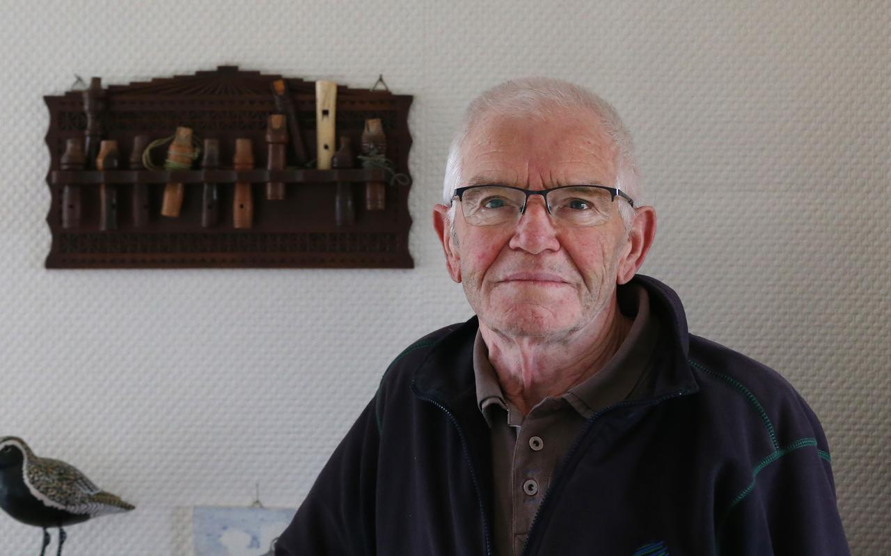 Joop Jukema, oud-aardappelboer, burgerwetenschapper en wilsterflapper, met zijn lokfluitjes. Joop Jukema, oud-aardappelboer, burgerwetenschapper en wilsterflapper, met zijn lokfluitjes.