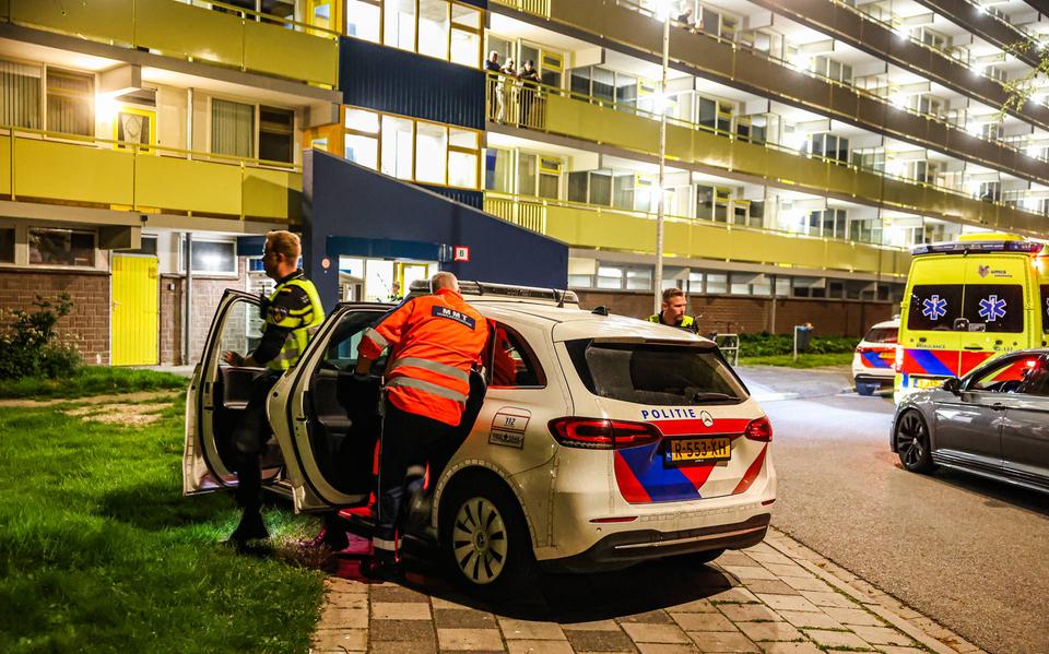 Bij een steekpartij in een flat aan de Furmerusstraat in Sneek is dinsdagavond een persoon overleden.