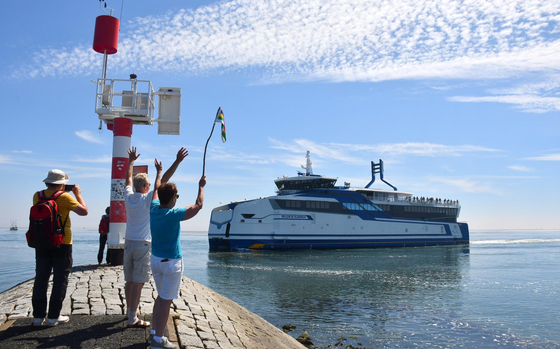 Veerboot Willem de Vlamingh loopt de haven van West-Terschelling binnen.