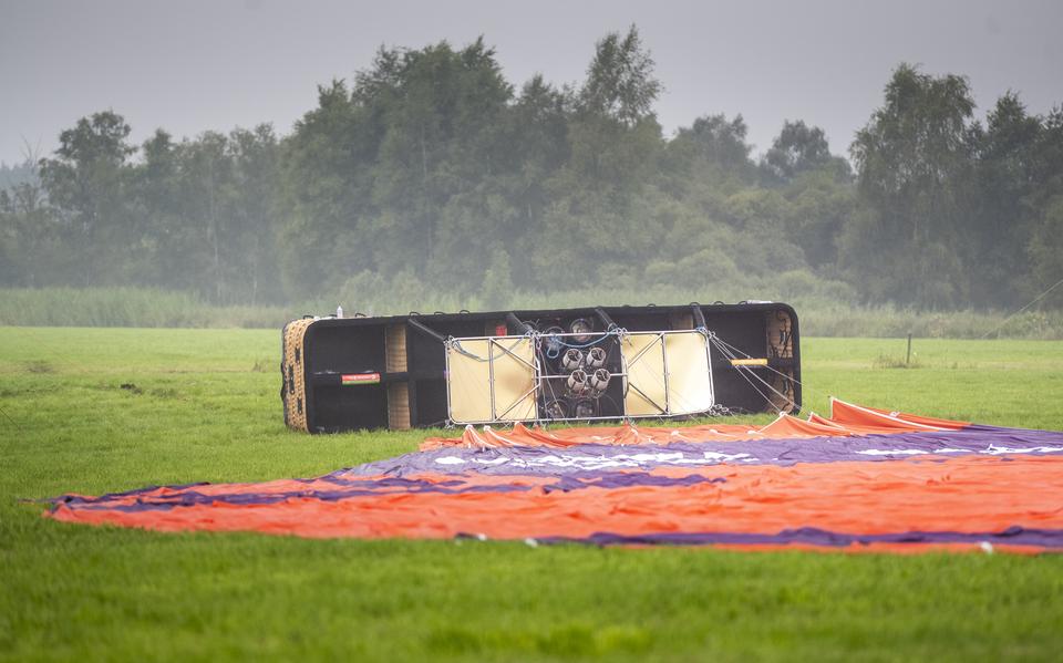 De verongelukte luchtballon in het weiland bij De Hoeve in de gemeente Weststellingwerf.
