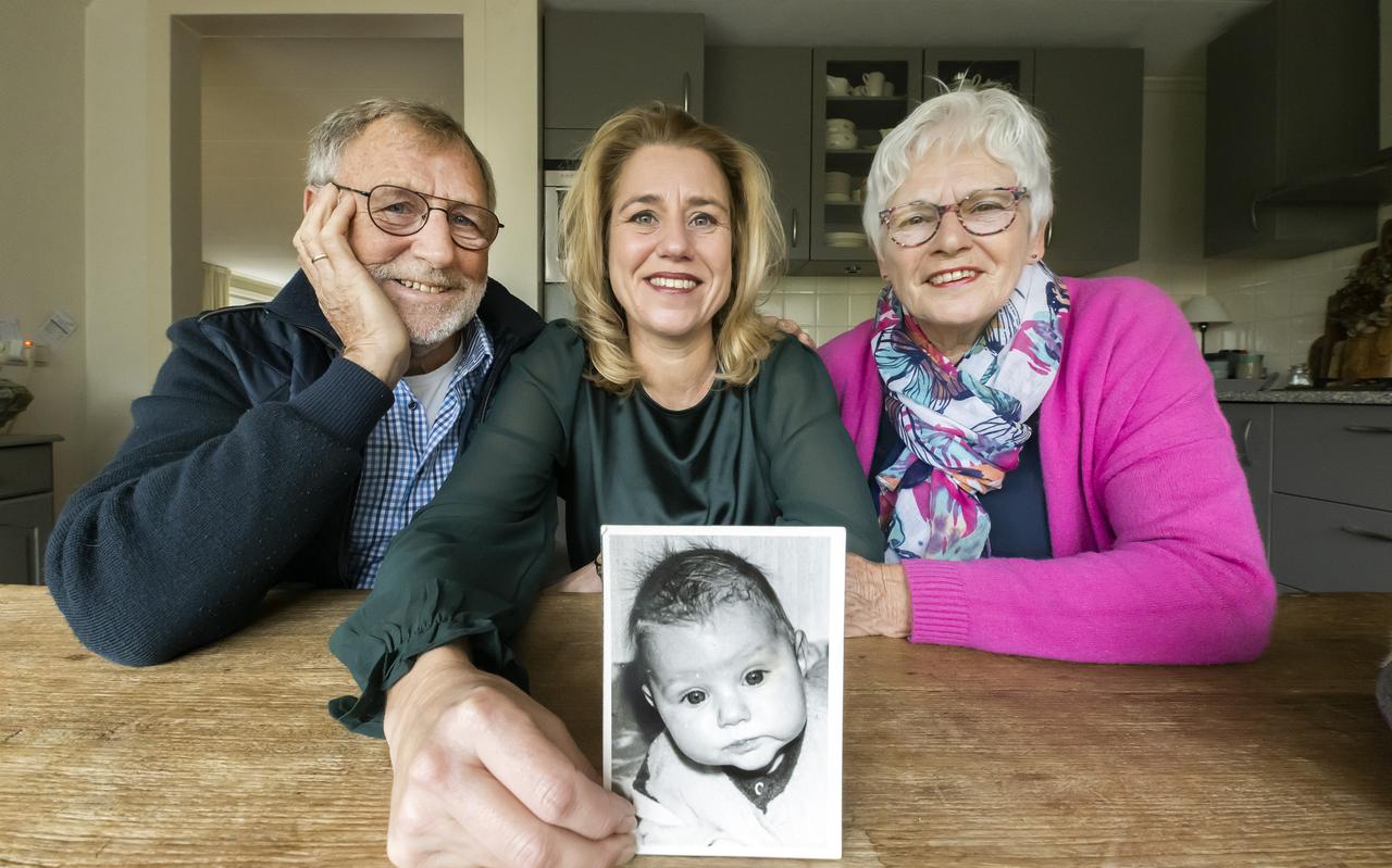 Tricks en Theun Bosma uit Buitenpost, die destijds een vreemde bevallingsdag beleefden. Op de foto met hun dochter die destijds werd geboren.