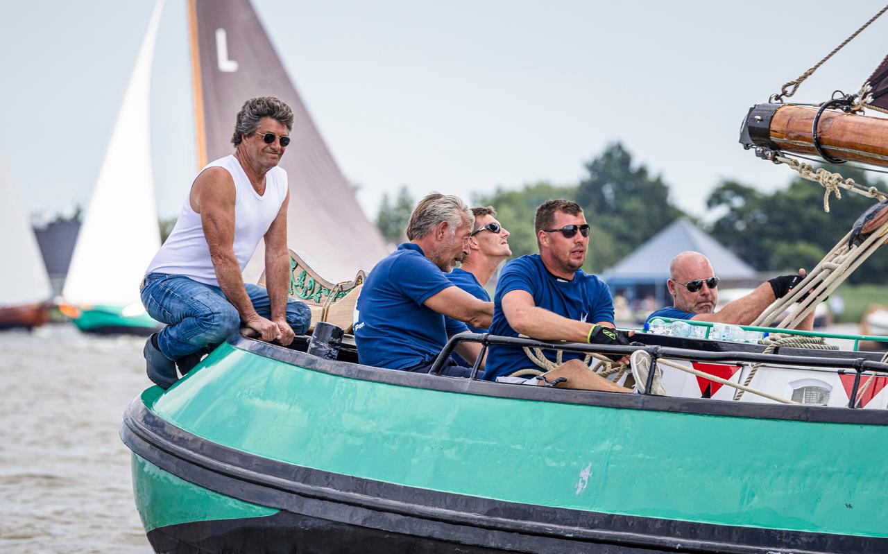 Links in het witte hemd Douwe Visser als adviseur op de Sneker Pan. Schipper Jappie Visser (midden, kijkt omhoog) werd tweede op de Langwarder Wielen. Links in het witte hemd Douwe Visser als adviseur op de Sneker Pan. Schipper Jappie Visser (midden, kijkt omhoog) werd tweede op de Langwarder Wielen.