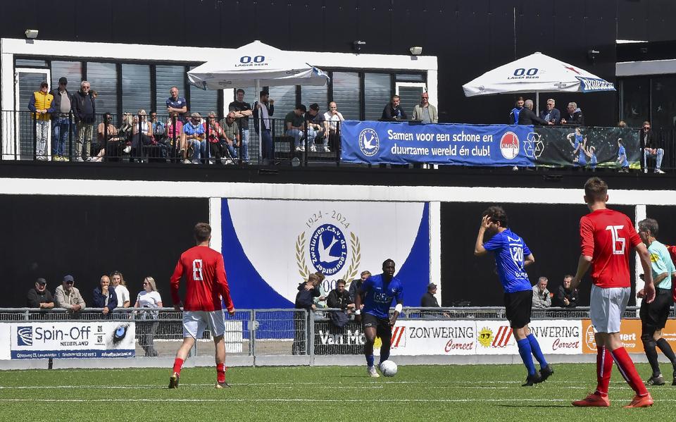 Ze hebben wel eens beter gescoord: de leden van ons panel. Alleen Line Atsma zat goed bij Marum-Surhústerfean. Het werd alleen niet 1-2, zoals zij voorspelde, maar 0-2. Bij Zwaluwen-AVC (zie foto: 2-1) en Stiens-Heerenveense Boys (2-1) rekenden respectievelijk Jan Faber en Simon Smink vooraf op 2-2. Jan Stuiver gokte op 2-1 bij Gorredijk-GRC Groningen, maar het werd 2-4.