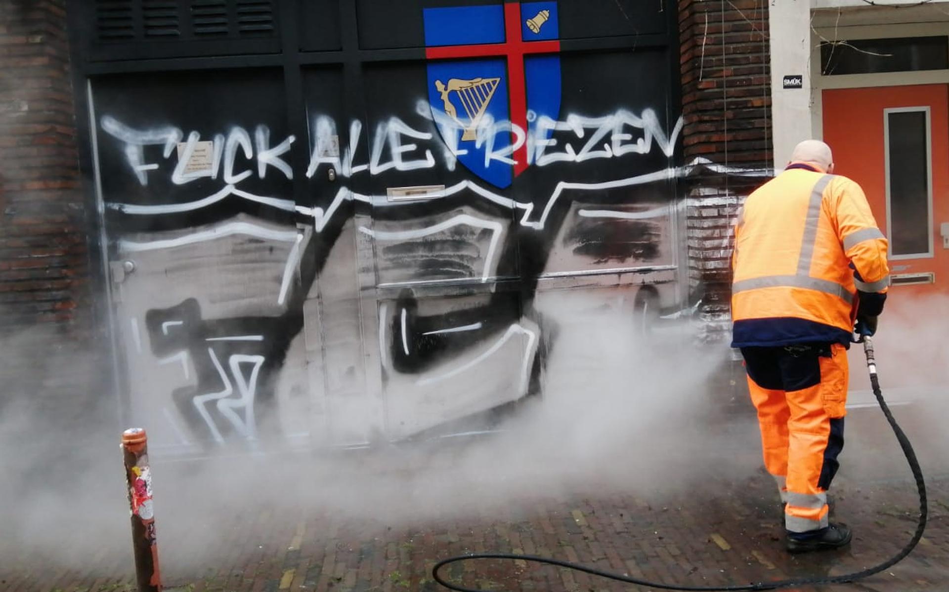 De schoonmaker aan het werk. FOTO BERNLEF