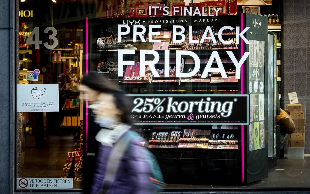 Winkeliers beginnen steeds eerder met Black Friday-kortingen. Winkeliers beginnen steeds eerder met Black Friday-kortingen.