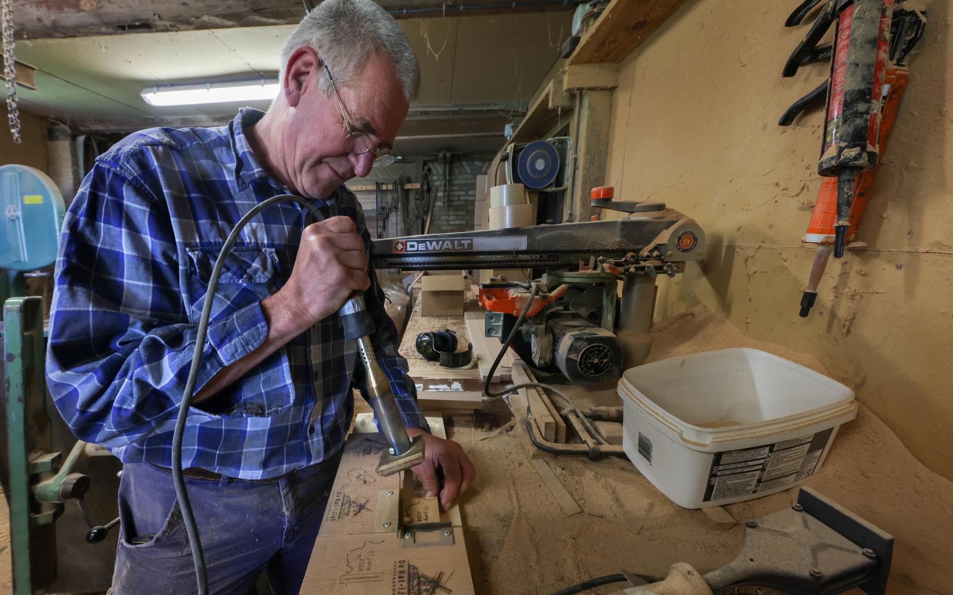 Een nieuw aandenken voor de Slachtemarathon: Molenaar Simon (65) maakt 13.350 houten blokjes