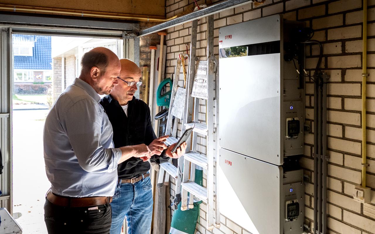 Gert-Jan Schuurman (zwarte overhemd) bekijkt samen met Gerald van den Berg van ASN Installaties de thuisaccu in zijn garage in Drachten. Gert-Jan Schuurman (zwarte overhemd) bekijkt samen met Gerald van den Berg van ASN Installaties de thuisaccu in zijn garage in Drachten.
