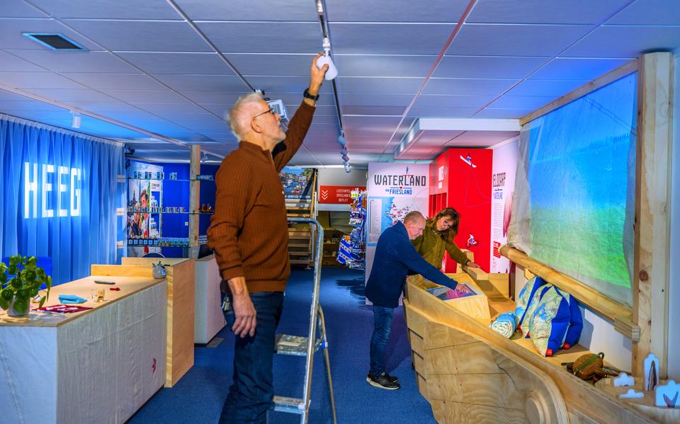 De laatste hand wordt gelegd aan de inrichting. Op de voorgrond Kees Alberts, bij de abstracte weergave van de palingaak staan de VVV-medewerkers Abe Valkema en Grietje Hoekstra.