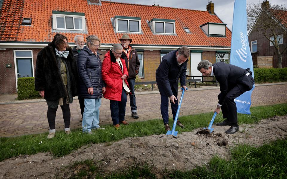 Klaas Fokkinga (links met schep) en Michiel Admiraal (rechts met schep) zetten samen met bewoners de eerste schop in de grond.