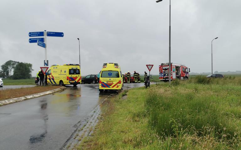 Ongeval tussen twee autos op de Wegeasterdyk: weg afgesloten.