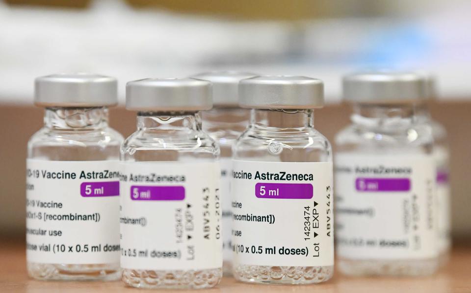Lege flesjes van het AstraZeneca vaccin.