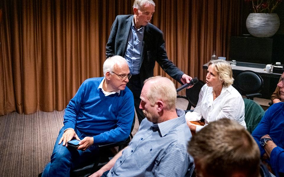 Landbouwminster Piet Adema in gesprek met boeren in hotel Van der Valk in Drachten.