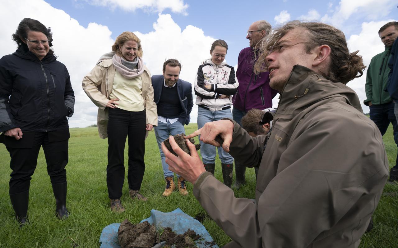 Jeroen Onrust geeft uitleg over rode en grijze regenwormen in het land van Marten de Jong in Baaium.