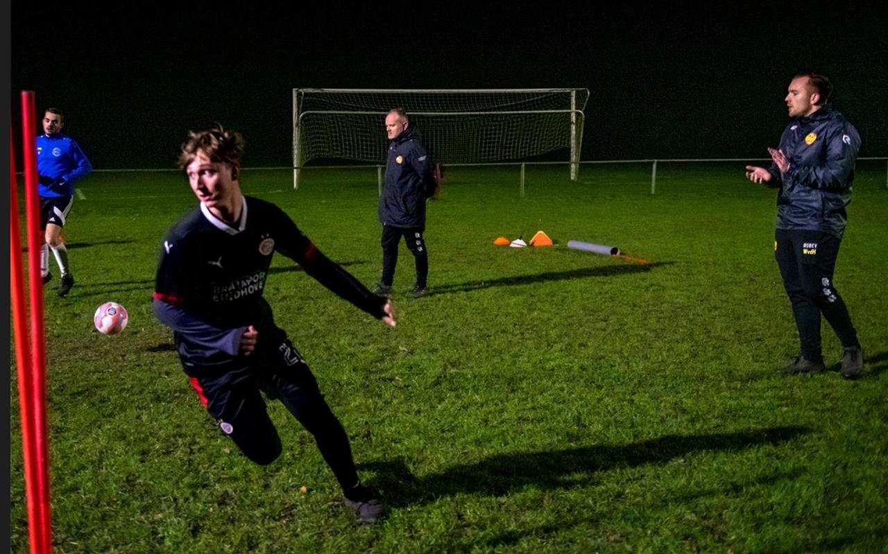 Wilco van der Heide (rechts) en zijn vader Theo (midden achter) gisteravond tijdens de training in Drogeham. FOTO JILMER POSTMA Wilco van der Heide (rechts) en zijn vader Theo (midden achter) gisteravond tijdens de training in Drogeham. FOTO JILMER POSTMA