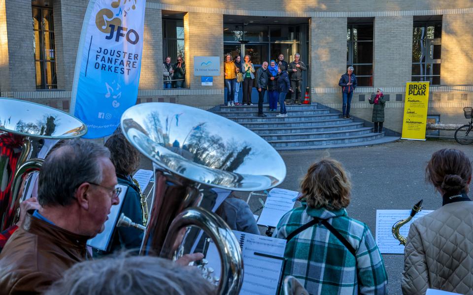Jouster Fanfare Orkest vraagt aandacht voor de komst van het Brûsplak door voor het gemeentehuis in Joure te spelen. 