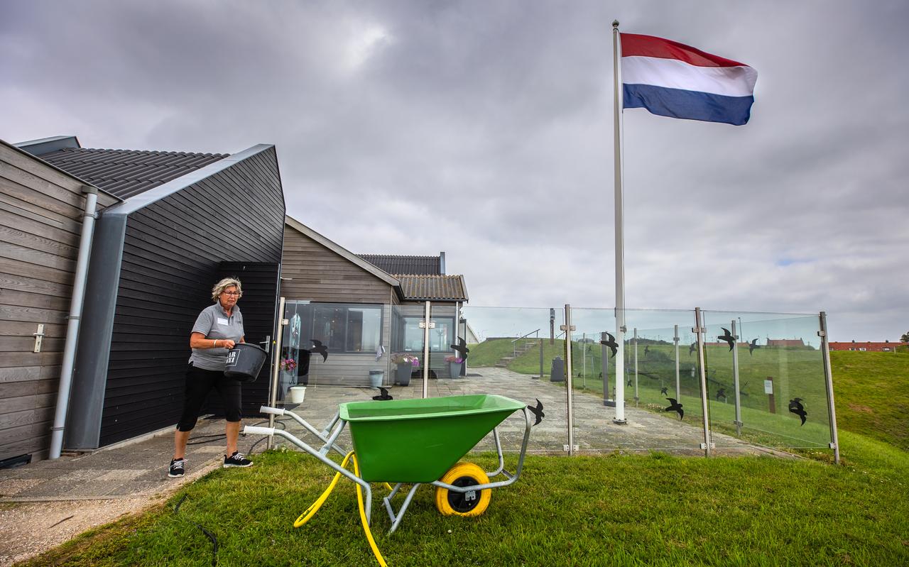 Een vrijwilligster vult vanuit de kruiwagen emmers met IJsselmeerwater om de toiletten door te spoelen. Een vrijwilligster vult vanuit de kruiwagen emmers met IJsselmeerwater om de toiletten door te spoelen.