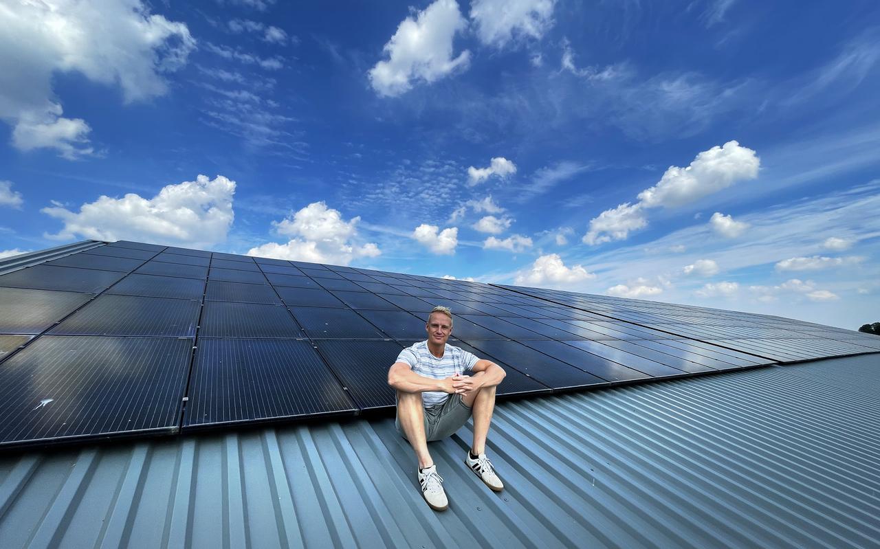Klaas Bijlsma van de Bildtse Energiecoöperatie op een dak met zonnepanelen in Nij Altoenae.