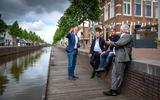 Douwe van Drogen, Douwe Blom, Geert Jan de Jong en Robin Hartogh Heys (vanaf links) bij de Drachtstervaart. 
