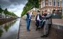 Douwe van Drogen, Douwe Blom, Geert Jan de Jong en Robin Hartogh Heys (vanaf links) bij de Drachtstervaart. 