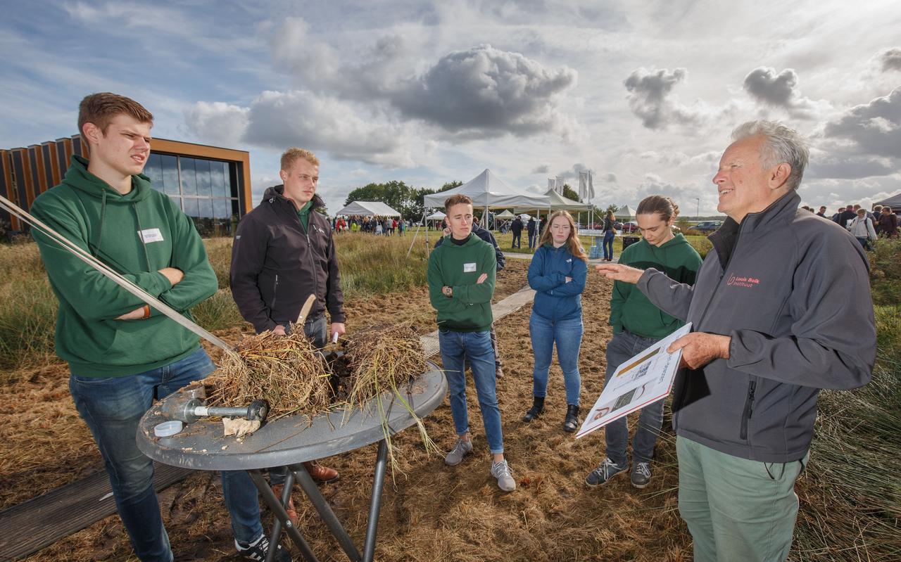 Een duurzame landbouw begint bij een gezonde bodem. Leen Janmaat van het Louis Bolk Instituut legt uit hoe boeren hier aan kunnen werken. Een duurzame landbouw begint bij een gezonde bodem. Leen Janmaat van het Louis Bolk Instituut legt uit hoe boeren hier aan kunnen werken.