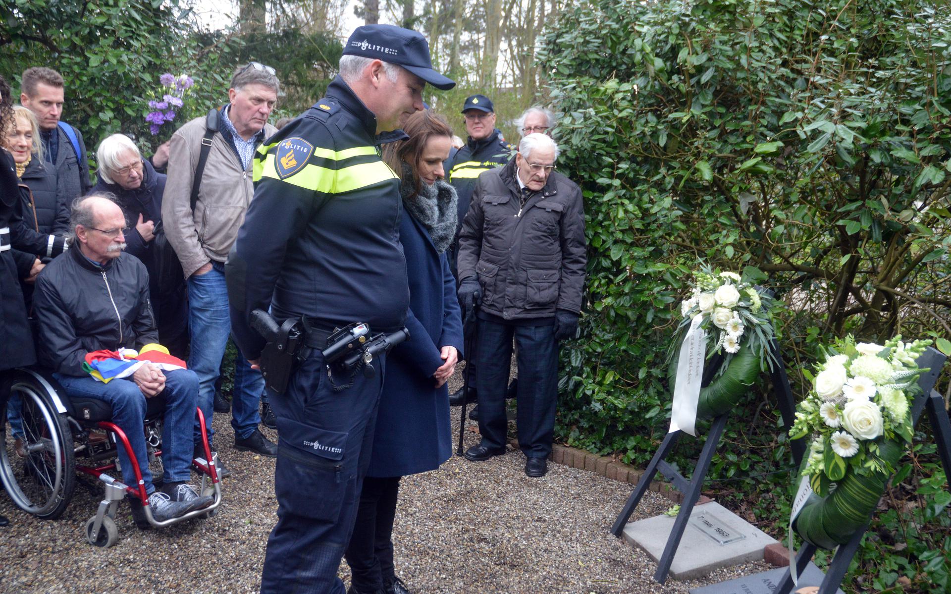 Op 31 januari onthulden nabestaanden de naam op de grafsteen van Andries Penning (29) uit Vlaardingen. Maandag heeft een anonieme dode in een graf in West-Terschelling opnieuw een naam gekregen. 
