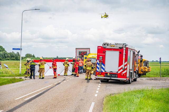 Automobilist (77) uit Buitenpost overleden door botsing met vrachtwagen bij Munnekezijl
