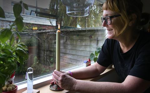Susan Janssen Jouwsma in haar huis in de Transvaalwijk in Leeuwarden. Het huis uit de jaren twintig is energieneutraal onder meer door driedubbel glas: het vlammetje weerspiegelt er drie keer in.