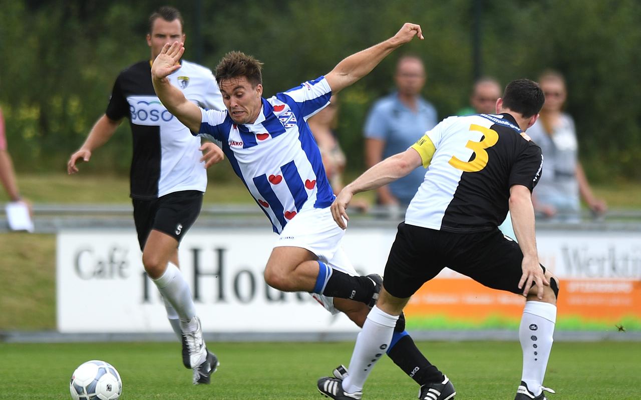 Archiefbeeld uit de Friese derby Heerenveen-Sneek Wit Zwart. Op zondag behoort dit beeld tot het verleden. Archiefbeeld uit de Friese derby Heerenveen-Sneek Wit Zwart. Op zondag behoort dit beeld tot het verleden.
