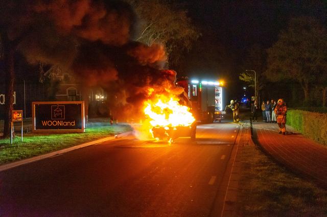 LIVE | Vouwwagen in vlammen op in Twijzelerheide & vlonder in brand in Wolvega