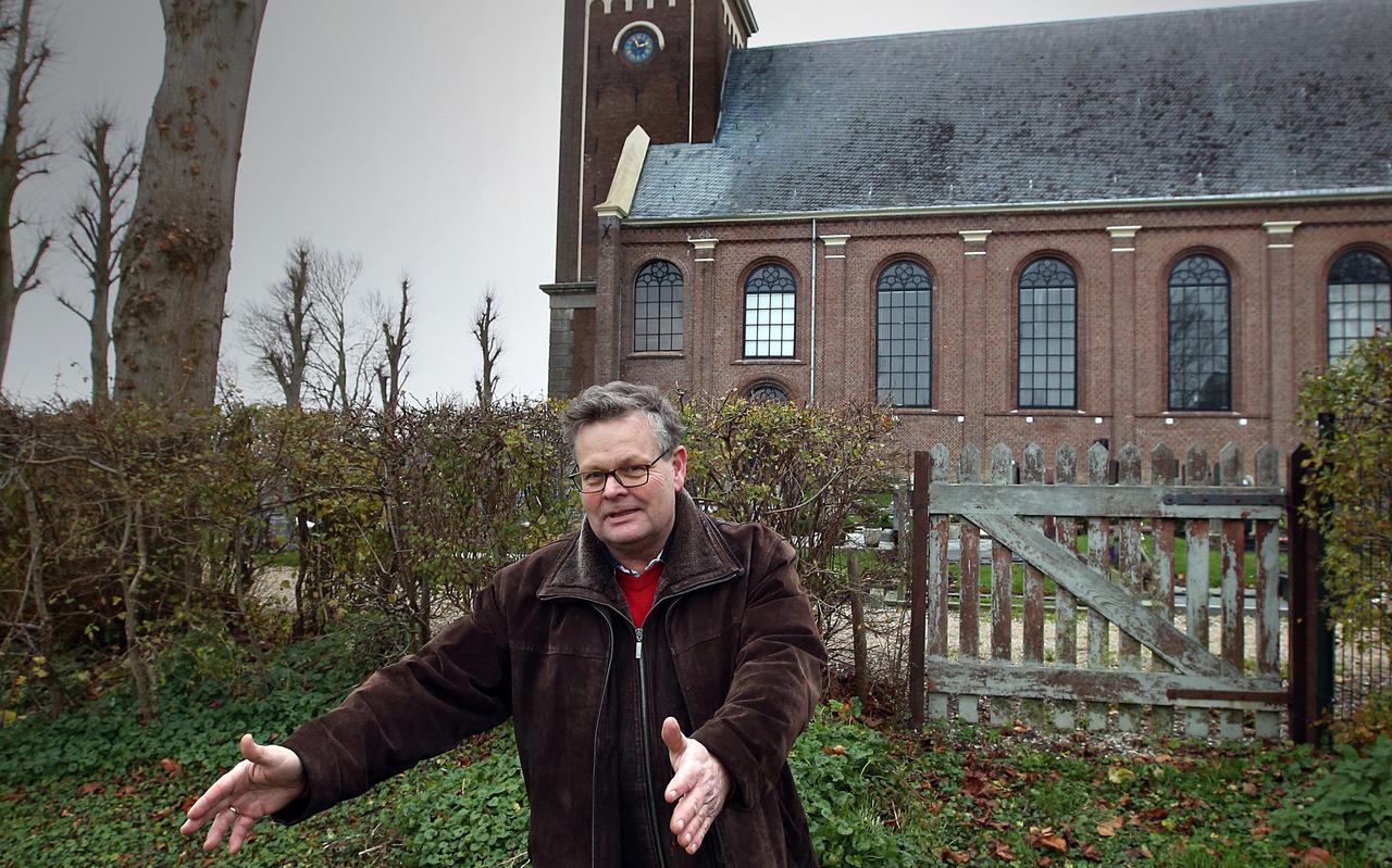 Jelmar Lautenbach laat zien waar het nieuwe pad richting de zijingang van de kerk gaat komen.
