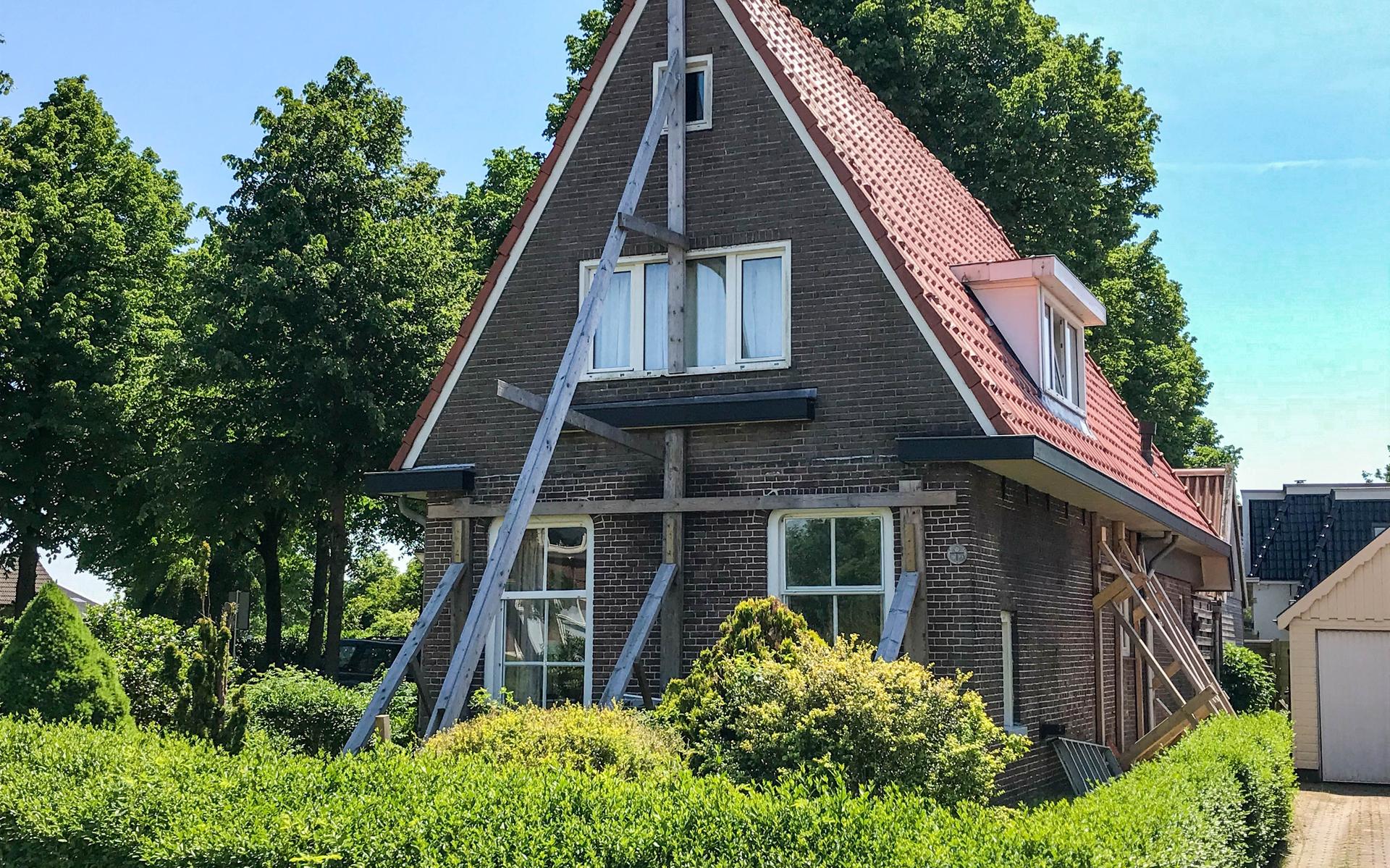Gezin in De Knipe hoeft 'onveilig en instabiel' huis voorlopig niet uit - Leeuwarder Courant