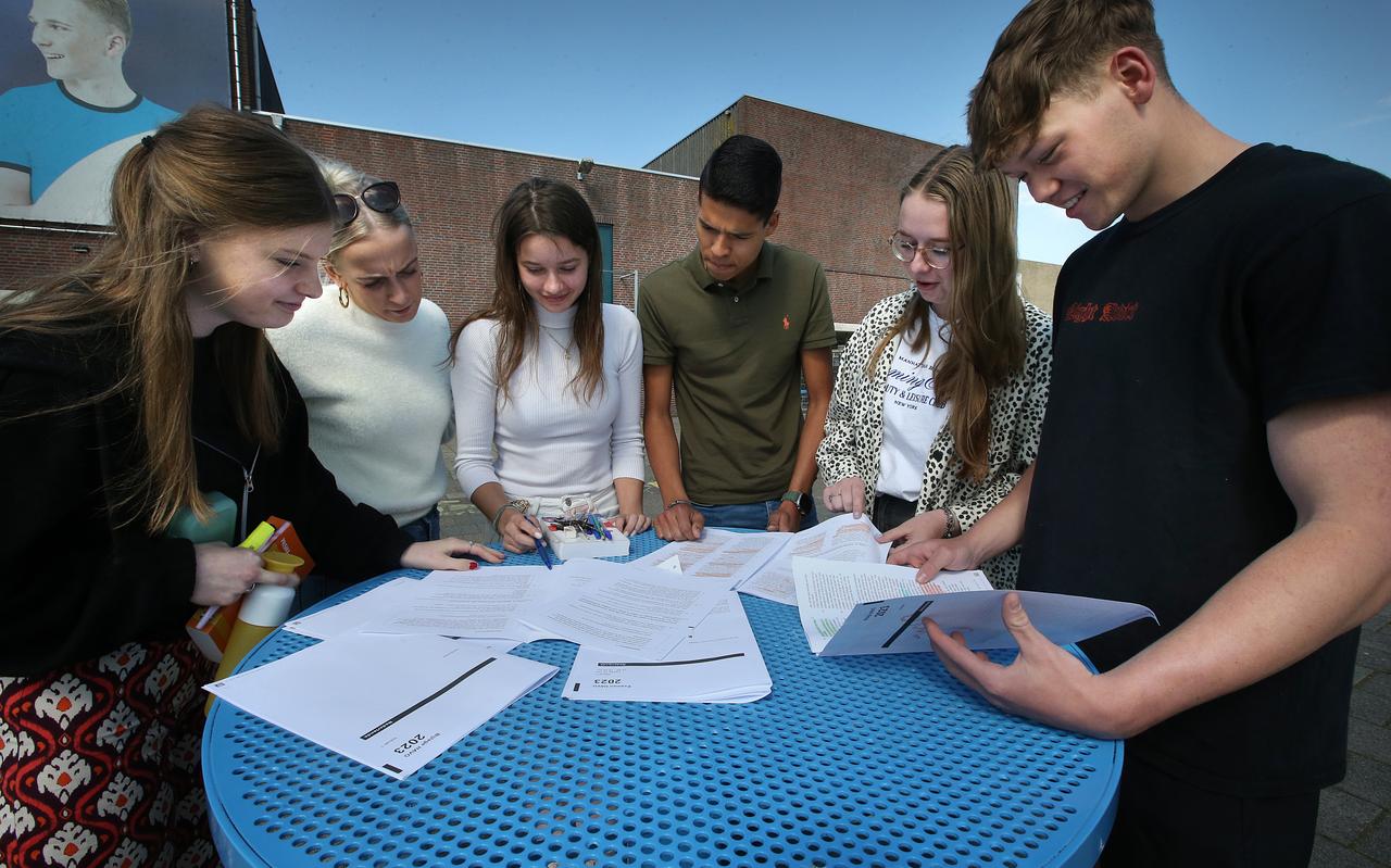 Een groep havisten bespreekt op het plein van scholengemeenschap AMS in Franeker het examen Nederlands. Een groep havisten bespreekt op het plein van scholengemeenschap AMS in Franeker het examen Nederlands.