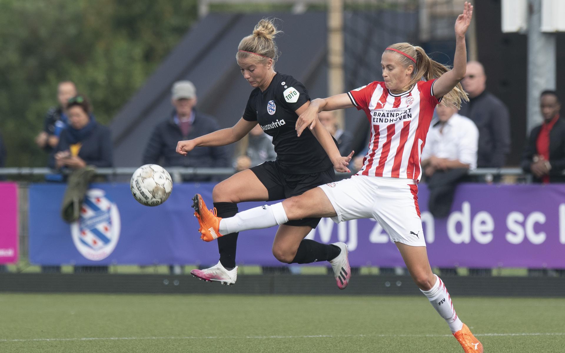 Beeld uit de wedstrijd Heerenveen – PSV. Kirsten van de Westeringht (nr. 10) in duel met Julie Biesmans.